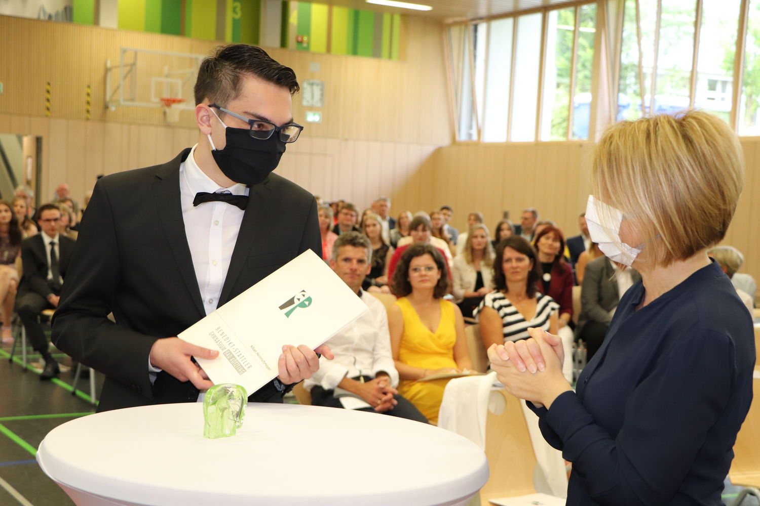 Zwar ohne Händedruck, aber mit anerkennenden Worten verliehen Schulleiterin Birgit Maier und ihre Stellvertreterin Sabine Bergbauer das Abiturzeugnis.