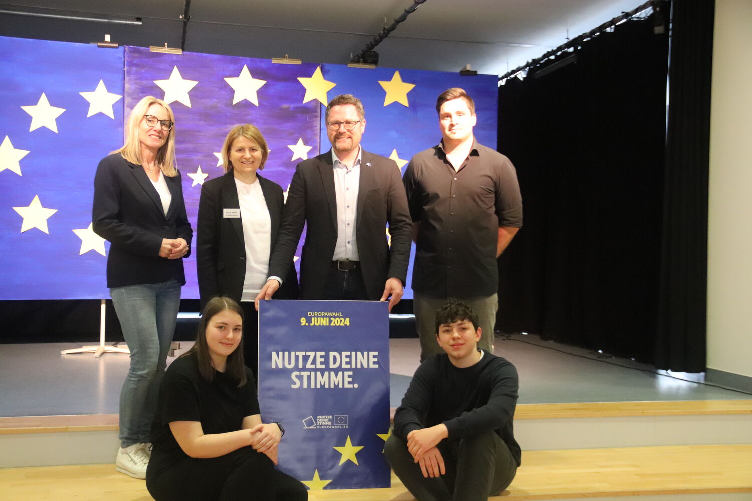 Am Europatag am BSG führten die Schüler Stefanie K. und Max B. (10 a) als Moderatoren durch die Veranstaltung. Schulleiterin Birgit Maier und PuG-Lehrer Stefan Wecker begrüßten MdL Dr. Gerhard Hopp und Karin Stelzer vom Europazentrum Furth i. Wald am BSG.